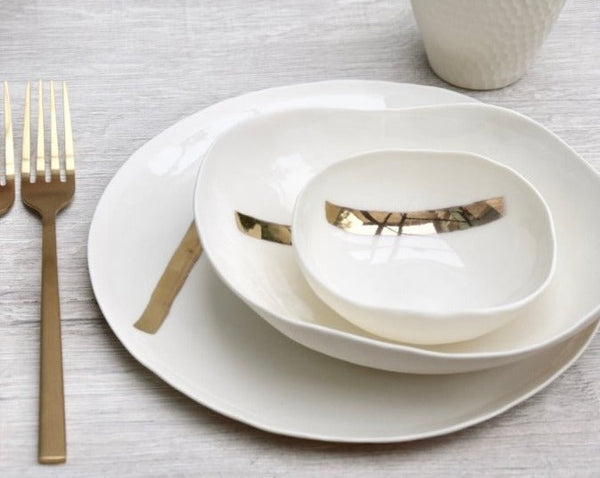set piatti, porcellana bianca e lustri oro | ordine prestabilito